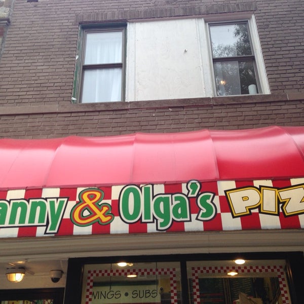Das Foto wurde bei Manny &amp; Olga’s Pizza von Puddin&#39; am 7/24/2014 aufgenommen