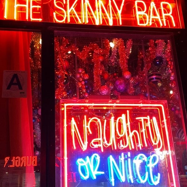 Das Foto wurde bei The Skinny Bar &amp; Lounge von LT 1. am 2/5/2024 aufgenommen