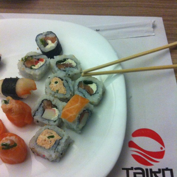 รูปภาพถ่ายที่ Taiko Sushi Bar โดย Christine S. เมื่อ 6/18/2013
