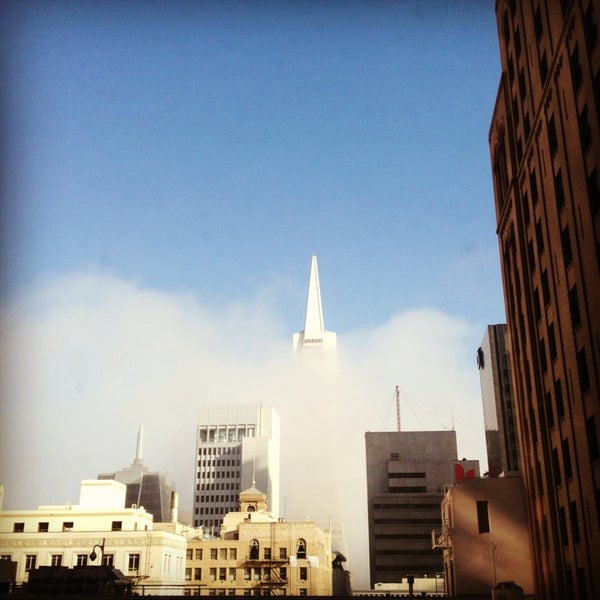 รูปภาพถ่ายที่ Zillow SF โดย Troy เมื่อ 3/13/2013