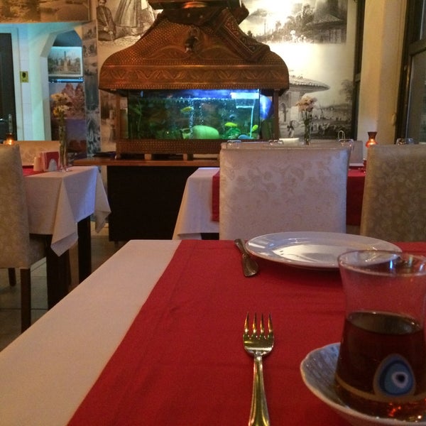 รูปภาพถ่ายที่ Sokullu Pizza &amp; Restaurant โดย Özgür K. เมื่อ 12/14/2014
