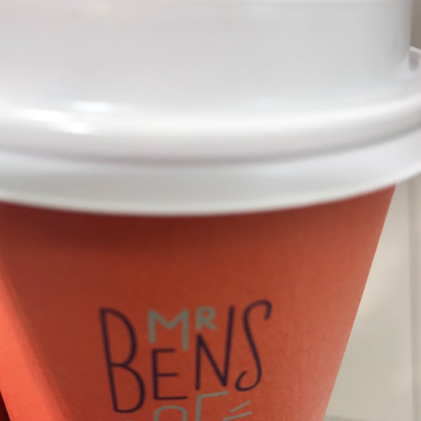 Снимок сделан в Mr. Bens Café пользователем Yvonne T. 3/31/2018