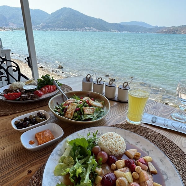 Foto diambil di Denizatı Restaurant &amp; Bar oleh Nurdan Y. pada 9/5/2022