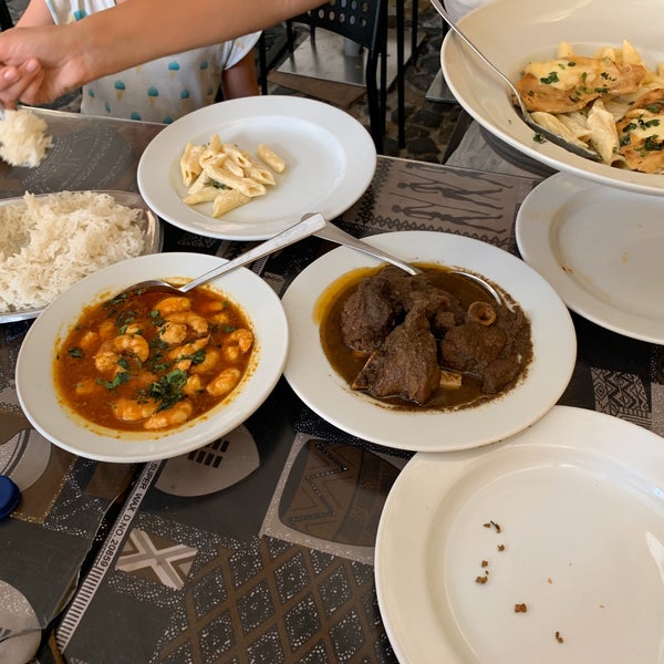 Foto diambil di Restaurante Cantinho do Aziz oleh Michael K. pada 9/14/2019