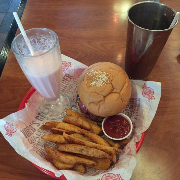 Photo taken at Fuddruckers by Michael K. on 5/10/2016