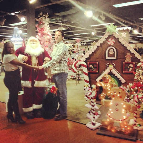 Knotts Berry Farm Marketplace - Shopping Mall