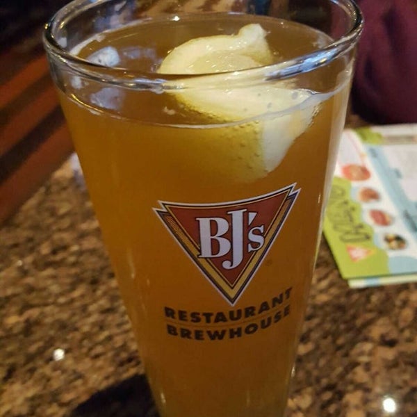Photo taken at BJ&#39;s Restaurant &amp; Brewhouse by Mike K. on 3/28/2017