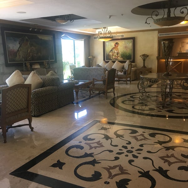 Foto diambil di Holiday Inn oleh Safed pada 7/15/2017