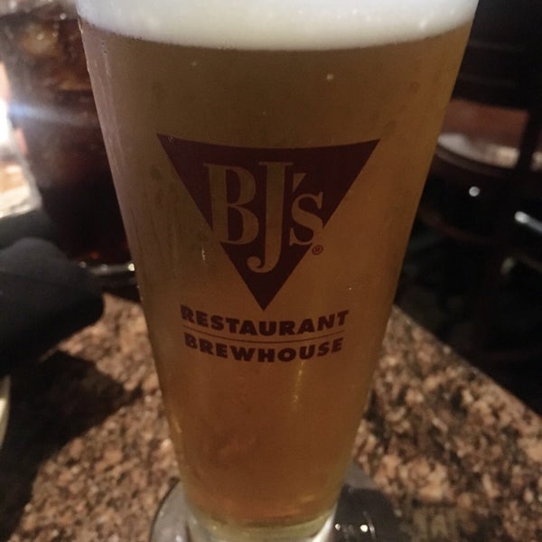 Photo taken at BJ&#39;s Restaurant &amp; Brewhouse by Joshua W. on 7/3/2019