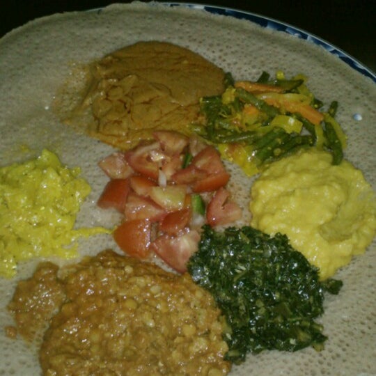 Foto tomada en Mahider Ethiopian Restaurant and Market  por Jessica S. el 9/22/2012