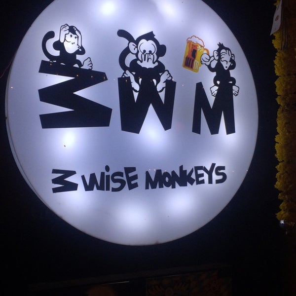 Foto tirada no(a) 3 Wise Monkeys por Adrine em 10/23/2014