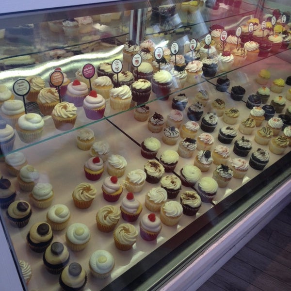 7/19/2014 tarihinde Cupcakes Carlynnziyaretçi tarafından Cup &amp; Cake Cafe'de çekilen fotoğraf