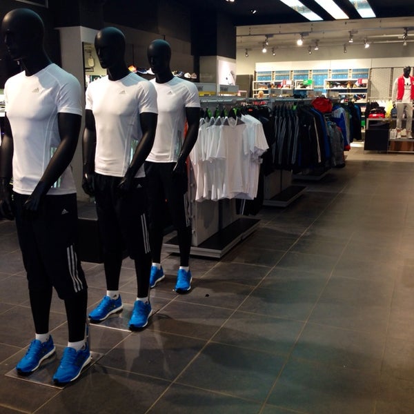 Сотрудники adidas