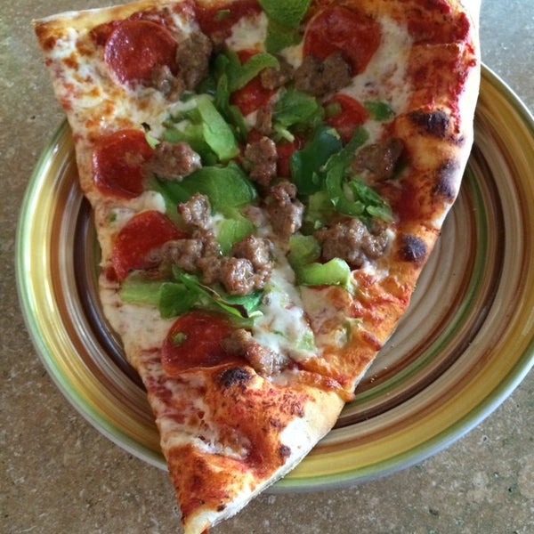 รูปภาพถ่ายที่ Serrano&#39;s Pizza โดย Chaplain M. เมื่อ 6/27/2014