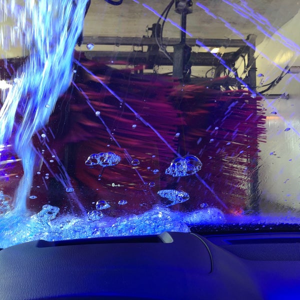 Foto scattata a The Bubble Bath Car Wash da Roro F. il 2/16/2019