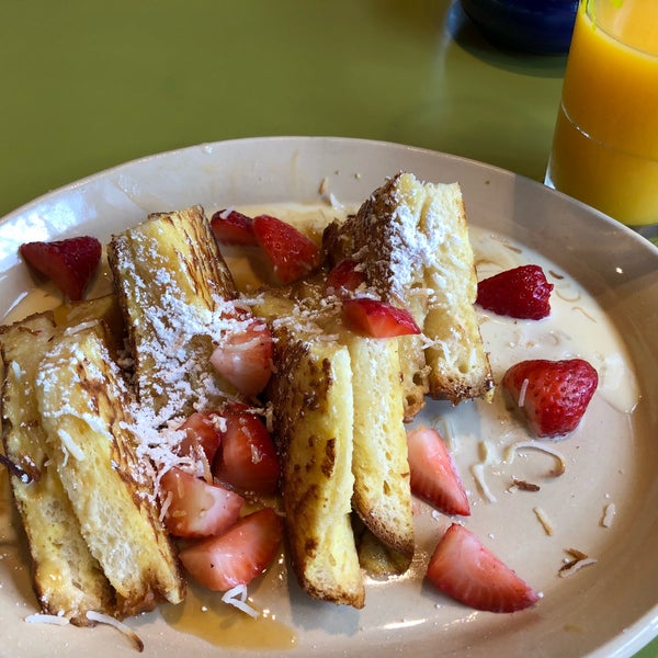 Photo taken at Snooze, an A.M. Eatery by Roro F. on 10/6/2018