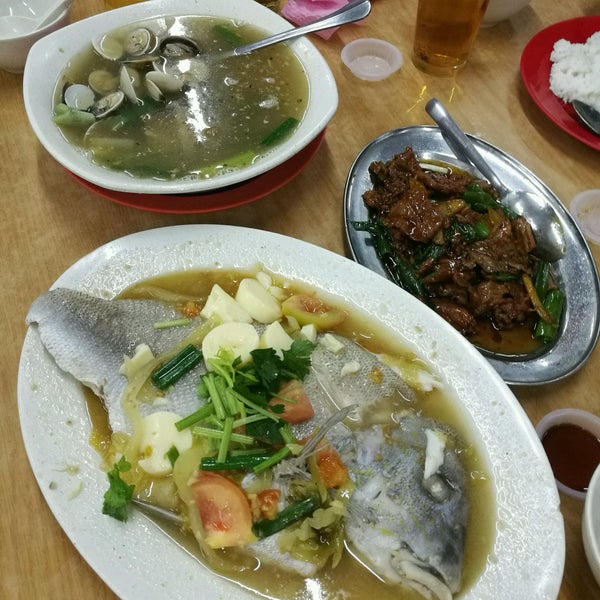 Das Foto wurde bei Weng Yin Seafood Village 九里香海鮮村 von Angie ✌. am 1/29/2017 aufgenommen