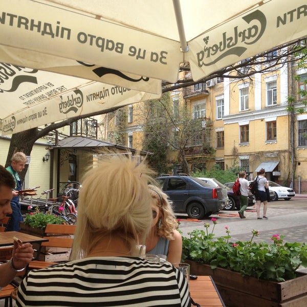Foto diambil di DRUZI cafe &amp; bar oleh Dmitry V. pada 5/5/2013