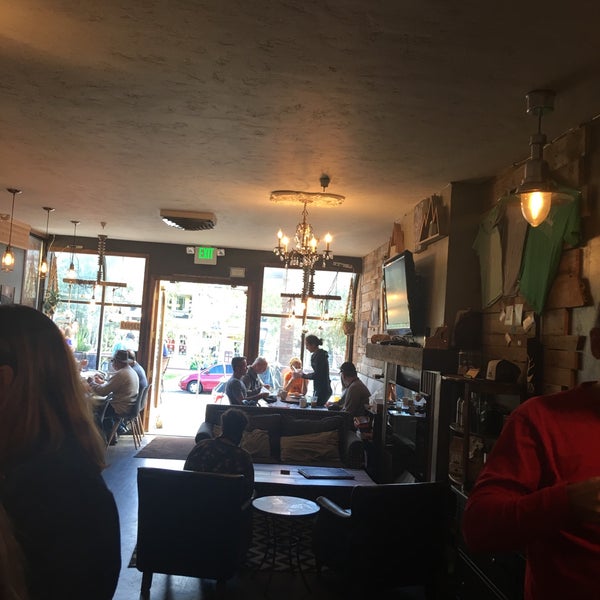 9/22/2017にMaria D.がCrown Cafeで撮った写真