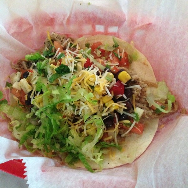 7/11/2013 tarihinde Josh C.ziyaretçi tarafından Five Tacos'de çekilen fotoğraf