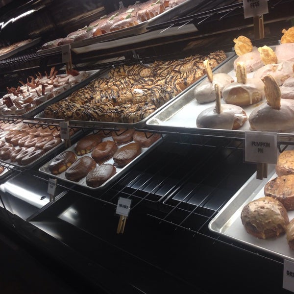 10/26/2014에 Stephanie님이 Glazed and Confuzed Donuts에서 찍은 사진