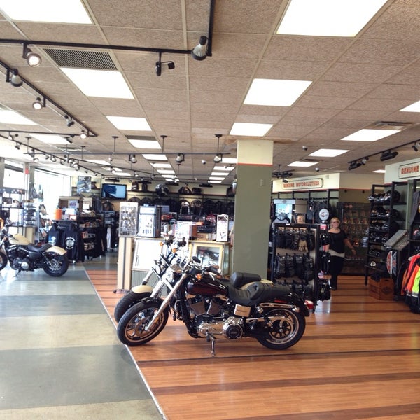 8/6/2014에 Ozgur님이 Harley-Davidson of New York City에서 찍은 사진
