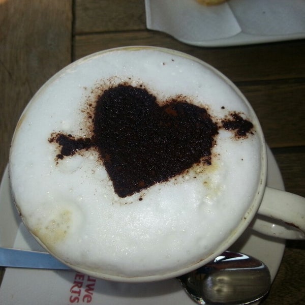Das Foto wurde bei Douwe Egberts Coffee &amp; Restaurant von Monica Neslihan B. am 5/11/2013 aufgenommen