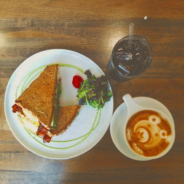 Fried egg sandwich with the bear latte art. 😻😻