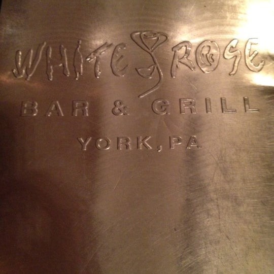 Foto tirada no(a) White Rose Bar &amp; Grill por Kimberly em 12/7/2012