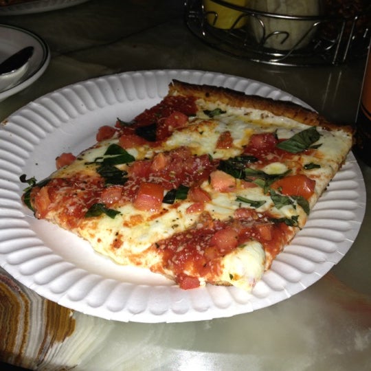 รูปภาพถ่ายที่ Uncle Paul&#39;s Pizza โดย Princesa B. เมื่อ 10/9/2012