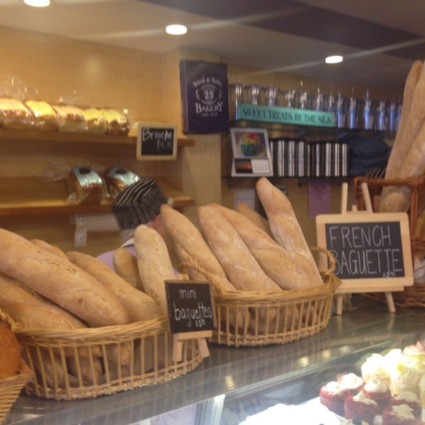 รูปภาพถ่ายที่ Bread &amp; Roses Bakery โดย Lisa เมื่อ 8/6/2014