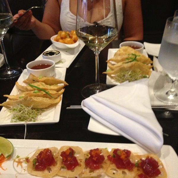 รูปภาพถ่ายที่ Midori Sushi and Martini Lounge โดย Manny เมื่อ 6/26/2013