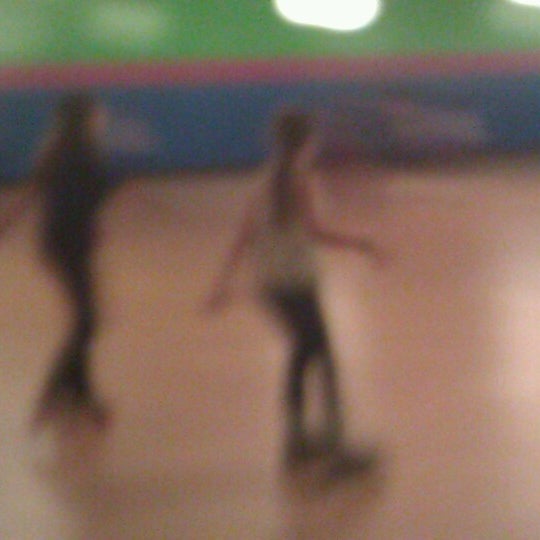 รูปภาพถ่ายที่ Skateville Family Rollerskating Center โดย pete m. เมื่อ 10/28/2012