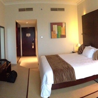 Foto tirada no(a) Mafraq Hotel Abu Dhabi por EMKWAN em 2/2/2013