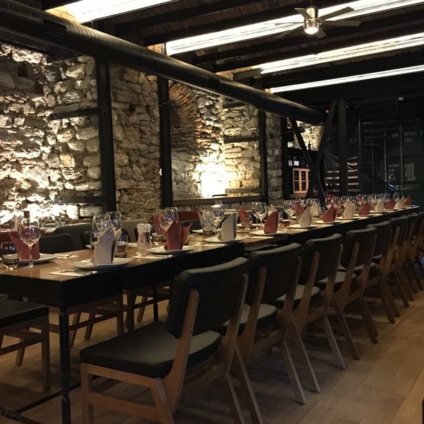 Das Foto wurde bei Nola Restaurant Istanbul von Batu am 11/19/2016 aufgenommen