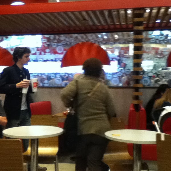 4/18/2013 tarihinde Daniela O.ziyaretçi tarafından KFC'de çekilen fotoğraf