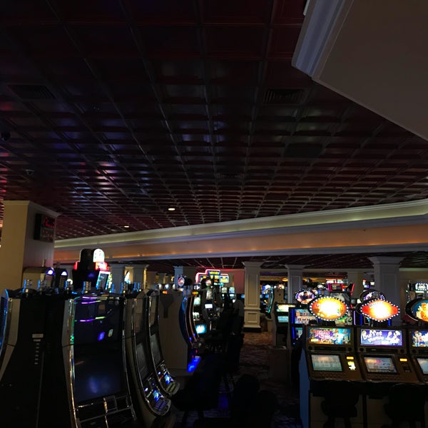 Foto diambil di Wendover Nugget Hotel &amp; Casino oleh Josiah F. pada 8/15/2017