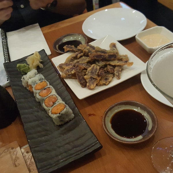 Foto tirada no(a) Zen Ramen &amp; Sushi por Heeyeon P. em 11/19/2018