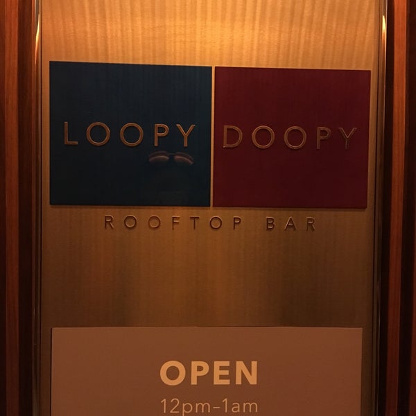 Das Foto wurde bei Loopy Doopy Rooftop Bar von AKW am 9/24/2017 aufgenommen