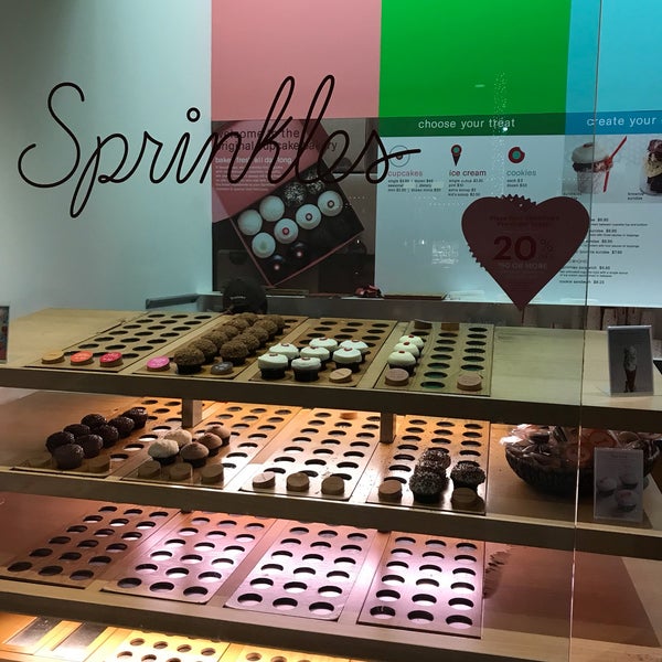 Das Foto wurde bei Sprinkles Cupcakes von Art am 2/19/2019 aufgenommen