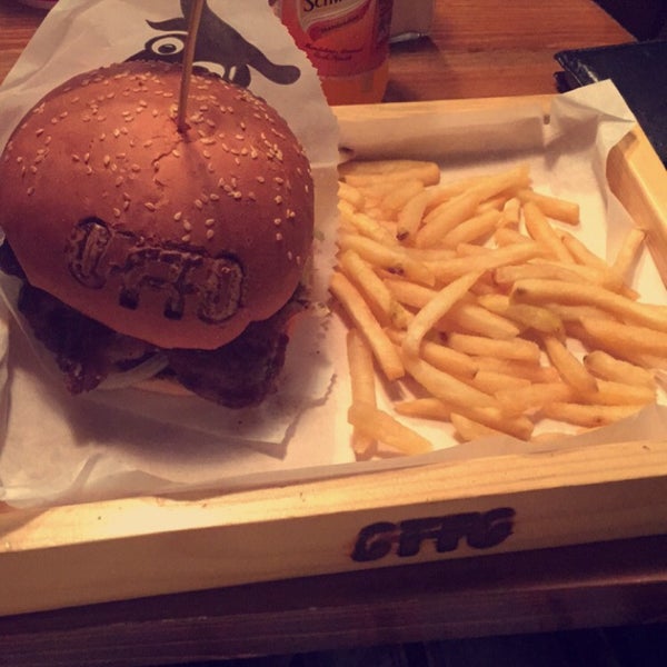 Photo prise au Ottobros Burger &amp; Cafe par 👑AYATAY&#39; le7/23/2015