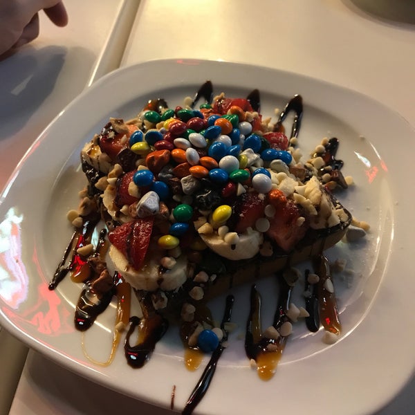 9/30/2017 tarihinde Enes G.ziyaretçi tarafından Renk Waffle'de çekilen fotoğraf