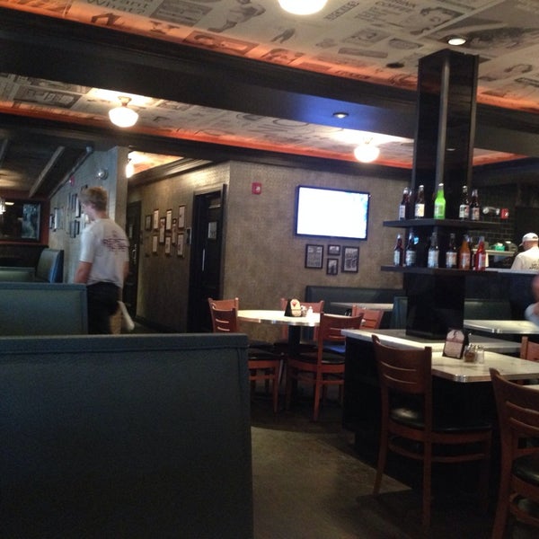 10/4/2013에 Morton L.님이 Nick&#39;s New Haven Style Pizzeria and Bar에서 찍은 사진