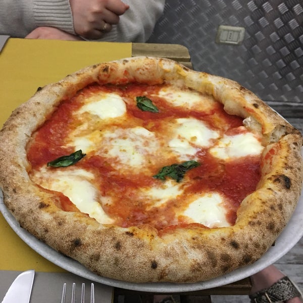 Снимок сделан в Pizzeria O&#39; Vesuvio Napoletana Forno Legna пользователем Nikita P. 5/7/2017