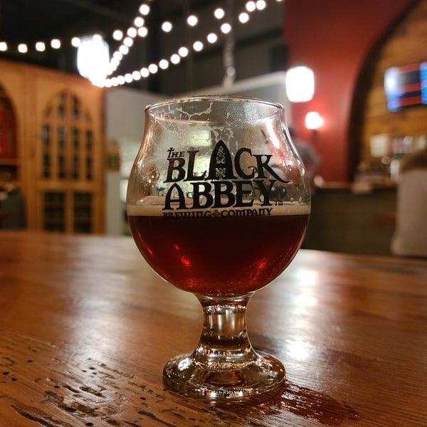 Foto tirada no(a) Black Abbey Brewing Company por Steven D. em 3/4/2021