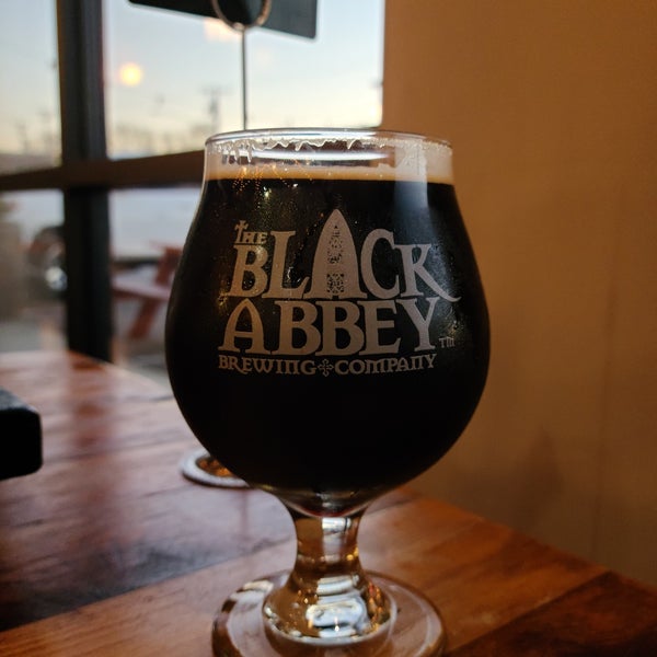 Foto tirada no(a) Black Abbey Brewing Company por Steven D. em 3/3/2021