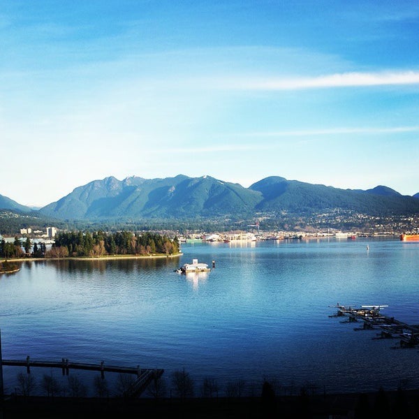 Foto scattata a Renaissance Vancouver Harbourside Hotel da Peter V. il 12/14/2014