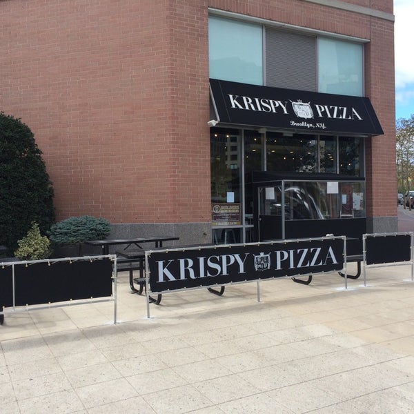 Das Foto wurde bei Krispy Pizza von Hookah Addiction am 9/22/2014 aufgenommen