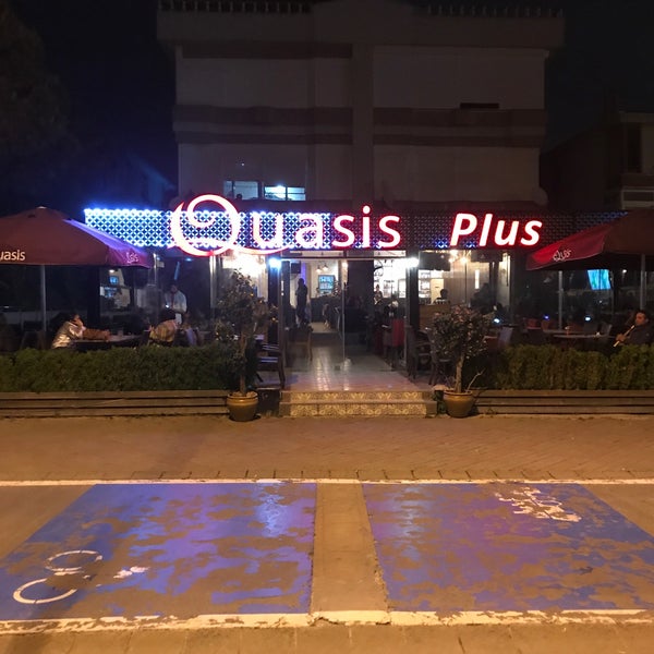 Photo prise au Quasis Plus Cafe &amp; Hookah par Cumhur le5/17/2019