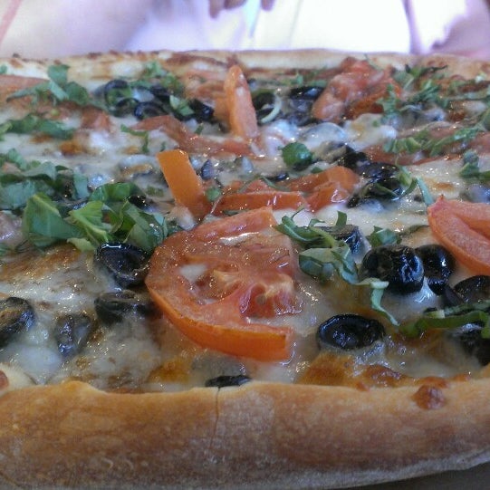 Photo taken at Kianti&#39;s Pizza &amp; Pasta Bar by Jonathan A. on 3/2/2013